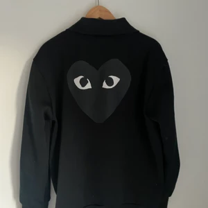 Comme de Garcon zip sweatshirt - Mycket bra skick 9/10, inga skador bara använd ett fåtal gånger. Passar mig som växlar mellan M/L. Nypris 3500kr.