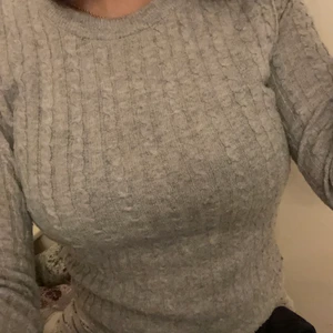Stickad tröja - Mysig stickad grå tröja. 