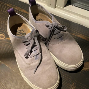 Eytys skor - Säljer mina eytys skor. Dom är relativt väl använda därav priset. Men utöver att dom är lite smutsiga är dom i bra kvalitet. Jättefin ljus lila färg. Storlek 41. Går säkert att få bort en del av smutsen mha skotvätt eller annat. ❤️ inköpta för 1900 kr säljer för 150- 200kr