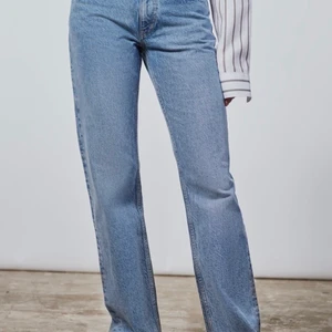 JEANS ZW THE MID WAIST STRAIGHT - Säljer mina trendiga mid waist jeans från Zara som är helt slutsålda. Dessa är helt oanvända då de var i en för liten storlek. Storlek 36 men passar snarare en 34. Har dessa i grått och mörkare blå och älskar de! Supersköna och jättefina💕