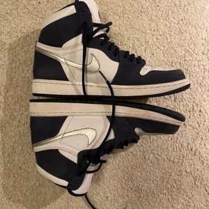 Jordan 1 high midnight navy - Fina skor i nytt skick, endast använda ett fåtal gånger. Köpta för 3600 kr säljes för 1600. Creaseskydd ingår.