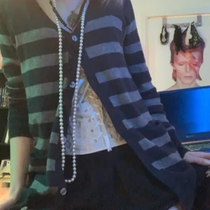 cardigan - blå grå randig mysig cardigan från lindex köpt på sellpy. använd 3-5 gånger av mig. OK skick