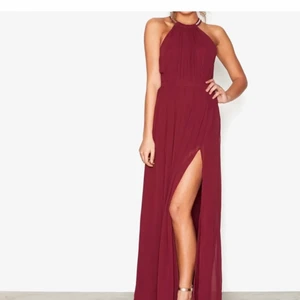 Balklänning - Superfin balklänning som är endast använd 1 gång och har inga defekter på. Nypris 900kr. Den är vinröd och är öppen i ryggen❤️ Hör av er om ni vill ha fler bilder🥰