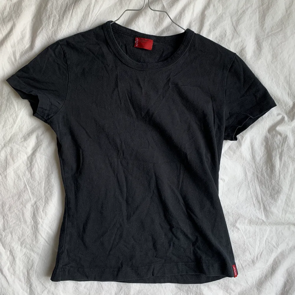 Perfekt T-shirt i storlek s (skulle säga att den passar xs bättre) 🌞. T-shirts.