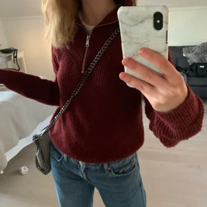 zipup tröja  - snygg röd zipup tröja köpt på bik bok