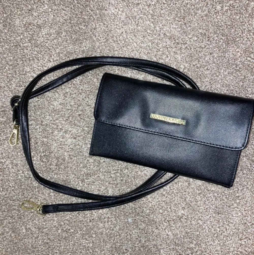 En liten svart handväska från Björn Borg som är 10x20 cm. Den kan användas som en handväska eller utan band som en plånbok. Den är i jätte fint skick, ser nästan helt ny ut. . Väskor.