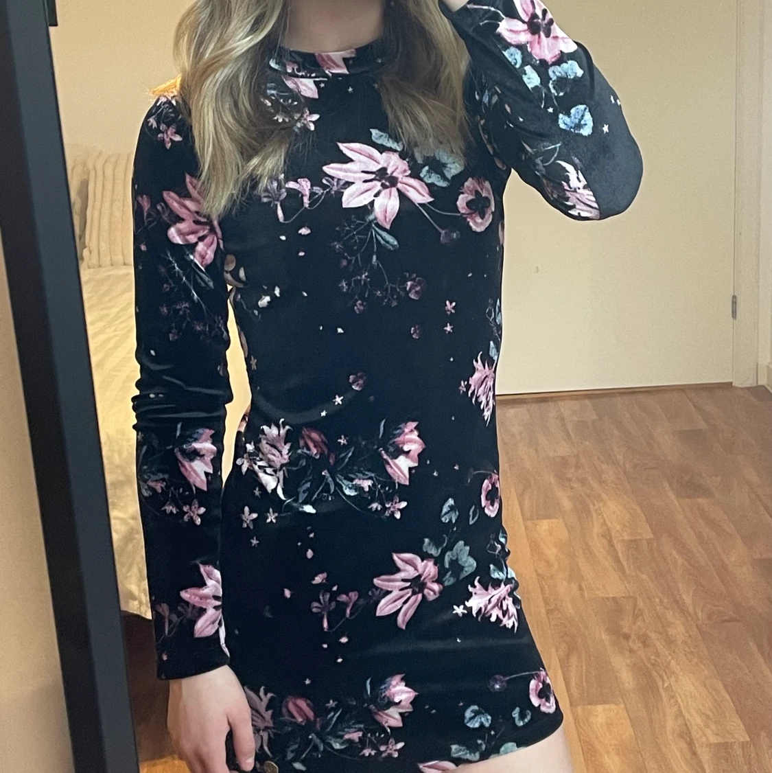Svart blommig klänning 