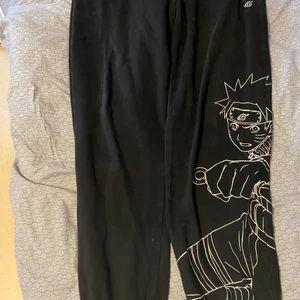 Naruto X Primitve sweatpants  - Storlek L skick 8/10 det ända slitna är snörena runt midjan, det är Loose fit på dom. Passar mig som är 186. Kan posta om det önskas
