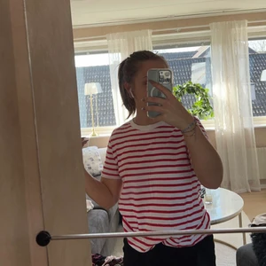 Modern randig t-shirt💕 - Modern t-shirt, aldrig använd från zara💕