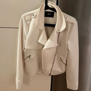 Vit mocka jacka  - Fin, sparsamt använd mocka jacka från bikbok