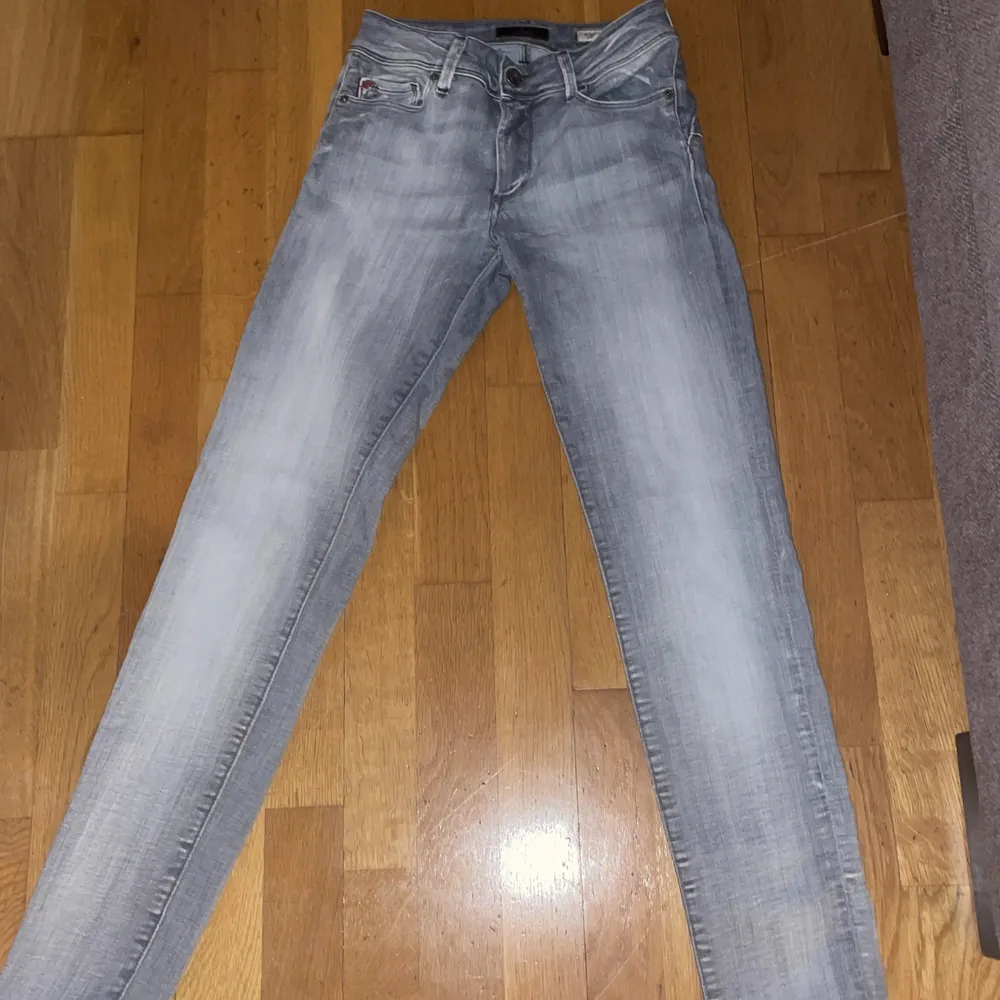 Low waisted gråa jeans. Super fina! Köpt för ungefär 500 kr i en salsa butik i guess, minns inte helt??? utomlands!!!💗💗. Jeans & Byxor.