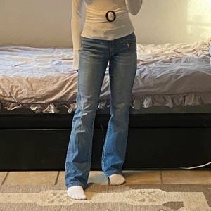 Raka/utsvängda jeans  - Raka/utsvängda jeans i bra skick från Clara. Så fina men har alldeles för många jeans med samma passform