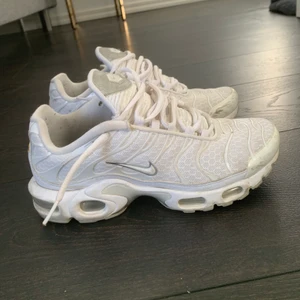Nike TN skor - Använda ett par gånger, super sköna. Silver glitter på också. Det går att diskutera priset.