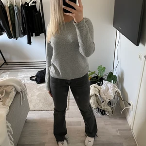 Grå stickad tröja storlek M - Jag säljer denna jättefina stickade tröja från Vero Moda i storlek M!! Den är aldrig andvänd så i jättefint skick. Skriv privat vid frågor och vid intresse, säljer den för 99kr+ frakt och jag köpte den för 399kr!❤️