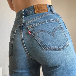 Levis jeans - Jättefina levis jeans köpta här på plick! Aningen slitna i sömmarna och längst ner men själv tycker jag att det gör dom snyggare (lite vintage vibe) 🦋 Passar någon som är mellan 160-165 cm 😇 Frakt tillkommer på 66kr!