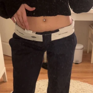 Dickies byxor  - Säljerbyxor från dickies som jag endast använt fåtal gånger, lappen med storleken är borta men sitter lite overzised på mig som är S och 165cm lång! Så passar M/S, Kan skickas med spårbar frakt! Nypris: 700kr