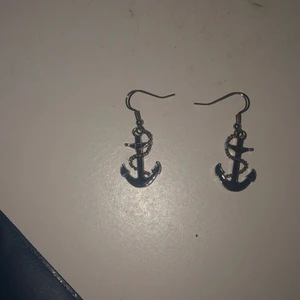 Örhängen - 10kr + 14kr frakt :)  Rengör innan jag skickar !