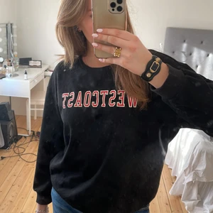 Tröja med tryck - Tröja med tryck, där det står westcoast❤️‍🔥 knappt använd och o super bra skick, köparen står för frakt 
