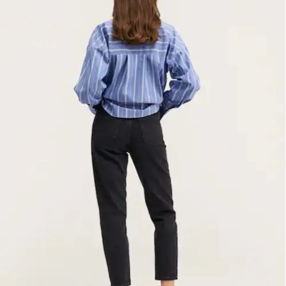 Svarta jeans i storlek 34/XS köpta ifrån Mango som aldrig är använda 💕. Jeans & Byxor.