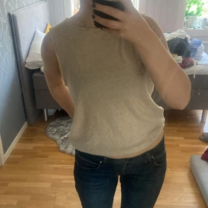 Stickad topp  - Stickat linne från zara! Storlek M men passar S-L🥰 Säljer för 70kr, möts i Stockholm annars står köparen för frakt 💘