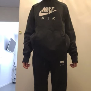 Naike air svart dress - Det är en naike air svart dress med luva. Den är 149 centimeter men passar också för 150.