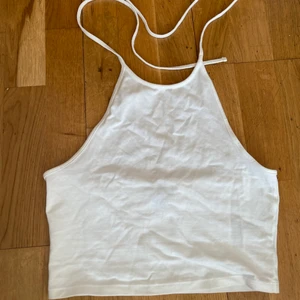 Vit topp med snören & öppenrygg strl XS - Ett knappt använt vitt linne med snören och öppenrygg.🤍 Köparen står för frakten🤍