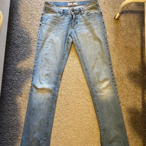 lågmidjade bootcut jeans - seriöst de finaste jeansen jag haft hahah men dem passar inte mig längre🗿 (första gammal bild när dem passade). ljusblå tvätt och väldigt låga i midjan, medel stretchiga strl 32. ❤️‍🔥❤️‍🔥❤️‍🔥 jag är 164 cm. 78-80cm midjan. buda eller köp direkt för 300+frakt 