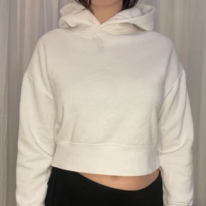 vit hoodie - vanlig vit hoodie, helt fläckfri. storlek: passar S och M. möts upp i stockholm eller fraktar 💌