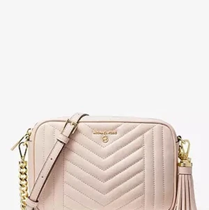 Michael Kors Jet Set Camera bag - Helt oanvänd, fantastiskt fin väska i mjukt läder från Michael Kors. Ser beige ut på min bild men mer rosa i verkligheten. 