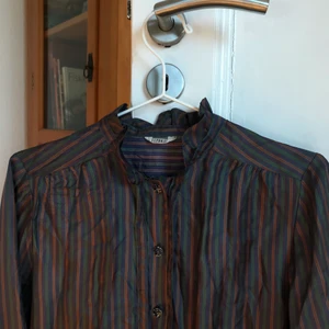 Retro japansk blus S - Superfin vintage blus från Japan, lite glans i tyget med fina mörka färger bla grön. Rak och normal längd.