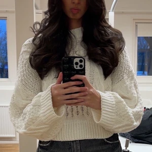 Vit stickad tröja - Jättefin vit stickad tröja, aldrig använd! Storlek L men passar mig som är S/ M. 200kr + frakt 