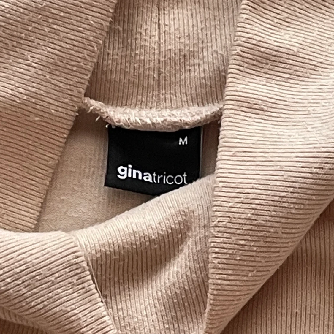 Gillar inte tröjor med krage - 90