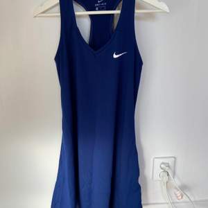 Säljer nu min mörkblåa klänning från Nike som används max 3 gånger💓