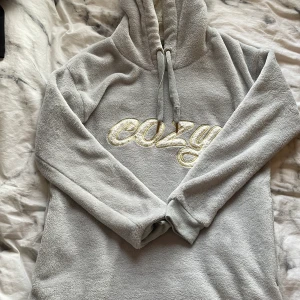 Mysig lång tröja - Mysig men typ inte min stil. Tror att storleken är S