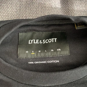 Lyle & scott sweatshirt storlek S - En lyle & scott sweatshirt aldrig använd. Storlek S. Inga slitningar eller fläckar. Svart