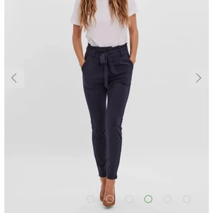 Vero Moda Kostymbyxor  - Festliga kostymbyxor i jättefint skick💗  mjukt å bekvämt material, innerbenslängd 65cm