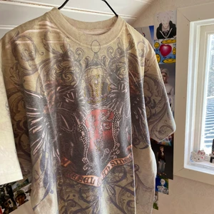 Y2K HipHop Oversized T-shirt - Säljer en till sån här snygg tröja, väldigt unik. Helt ny, i bra material, rhinestones på framsidan. Storleken är XL men passar som en större M. För fler bilder eller mått kontakta mig 🧸 Fraktsätt:  PostNord spårbart 📦