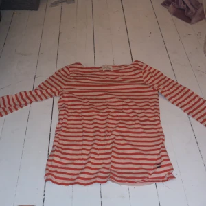 Randig långärmad - Vanlig långärmad, orange/röd o vit. Från Lindex 