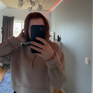 Hoodie - Säljer denna begiea hoodien från Cubus, jag har aldrig använt den så den är som ny☺️ Storlek Xs (köparen står för frakten)💞
