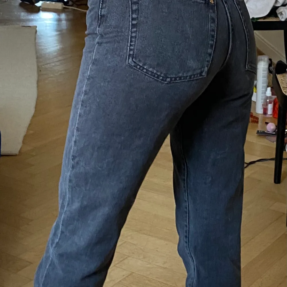 Svarta högmidjade jeans från H&M, knappt använda. Vintage fit.. Jeans & Byxor.