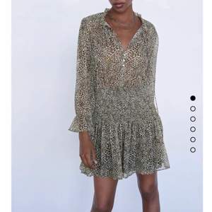 Säljer denna jättefina eftertraktade klänning från Zara! Endast använd ett fåtal gånger. 💞