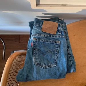 Vintage Levi’s 505 stl. XS  - Regular fit & Straight Leg. Står ingen storlek men jag har W28  och de är för små. Skulle säga W26 L30. Kommer i väldigt bra skick. (liggande) midjemått: 38cm  Innerbenslängd: 71 cm