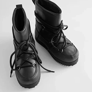 💖Moonboots från &otherstories💖 - Använda en gång av tidigare ägaren och testade utomhus av mig. Endast lite småtecken på användning.  STRL: 41 MATERIAL: Läder, Gummi PRIS: 966kr inkl. frakt (Nypris 1750kr)
