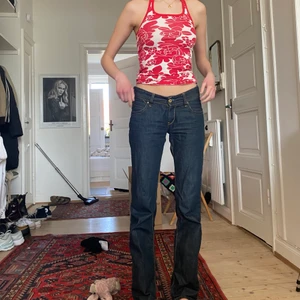 Lågmidjade Levis jeans! - Jättefina Lågmidjade jeans från Levis! Jag är 175 och brukar ha strl S i byxor! ❣️❣️💕💕