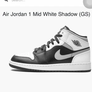 Jordans mid - Snygga Jordans mid i färgen white shadow. Köpte från Wear the Talk sommaren 2020, använda men i mycket fint skick. Garanterat äkta, skickar med orginalkartong och kvitto från köpet. Säljer för 1500+ frakt🥰, men priset är diskuterbart vid snabb affär 