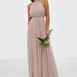 Anaya balklänning - Superfin smutsrosa balklänning köpt 2019. Aldrig använd bara testad då min bal blev inställd💓 Är i storlek medium men skulle säga att den passar en S/M! Nypris: 850kr 