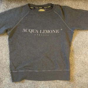 Acqua limone tröja - En grå Acqua limone i nyskick har andvänts fåtal gånger❤️