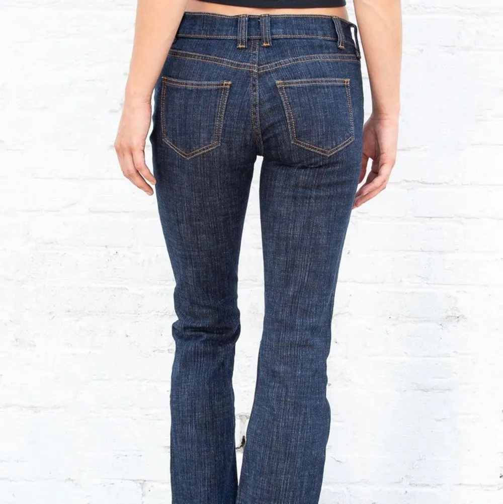 Brandy Melville low rise bootcut jeans. Skiiit snygga men tyvärr för väldigt långa på mig (156cm) . Bara andvända 2 ggr. Orginal pris 440kr men säljs för 369kr . Kontakta för fler bilder/längd/intresse/ frågor etc💓🫀. . Jeans & Byxor.