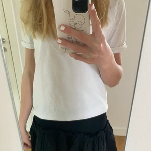 Svart kjol - Så fin kjol men som inte kommer till användning. Så skön och fin med volangerna. Säljer för 100kr❤️