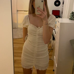 Vit sommar/studentklänning - Säljer denna så så fina studentklänning/sommarklänning! Inte alls genomskinlig och längden är dessutom lite justerbar! Nypris 450kr, slut på hemsidan🤍 Helt oanvänd med lappar kvar! Frakt tillkommer🤍